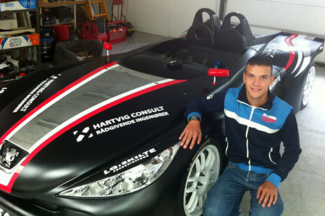 Dennis Lind ved den Peugeot Spider han skal debutere i ved GP Danmark på Jyllands Ringen.